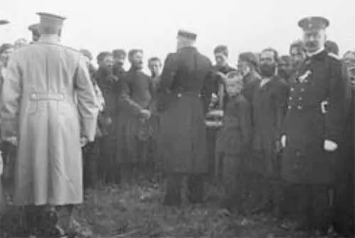 П А Столыпин разговаривает с хуторянами близ Москвы август 1910 г Однако - фото 33