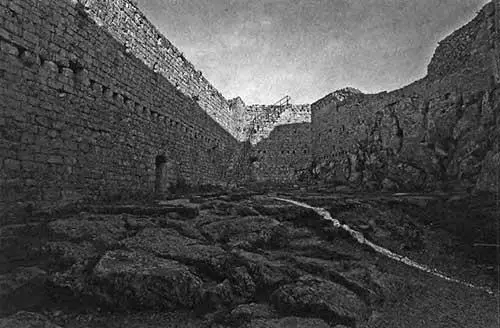Рис 127c Вид развалин замка Монсегюр изнутри Фотография 2006 года - фото 45