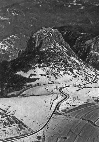 Рис 128 Замок Montségur на вершине горы Зима Взято из 1402 с 11 - фото 46