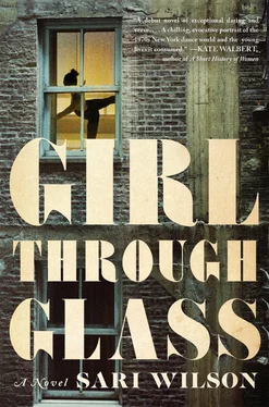 Sari Wilson Girl Through Glass обложка книги
