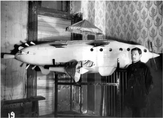 Изобретатель Александр Фёдоров с макетом атомного ракетомобиля на Выставке - фото 11