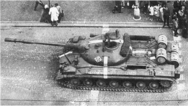 108 Танк Т10М на улице города Пльзень Чехословакия август 1968 года ЕМ - фото 111