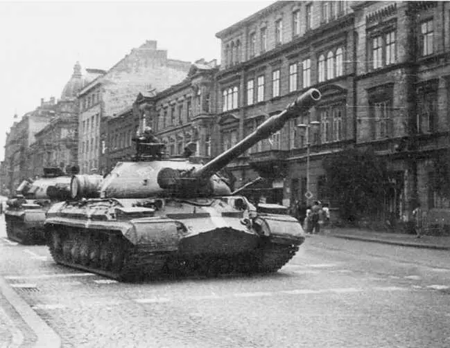 111 Танки Т10М в Пльзени Август 1968 года На машинах были нанесены - фото 114