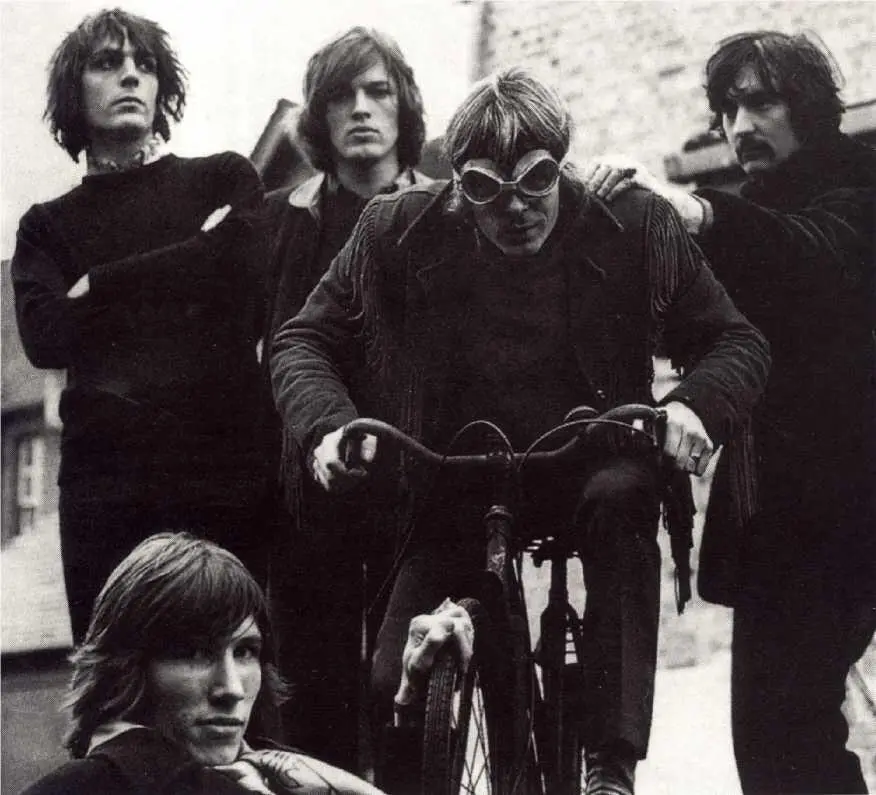 Один из редких снимков на котором Pink Floyd в полном составе Сид Дэйв - фото 12