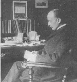 Планк читает в своем кабинете в 1908 году В это время он преподавал в - фото 14