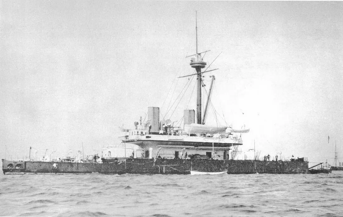 Вверху Devastation на Мальте в конце 1880х гг Devastation в доке на - фото 52