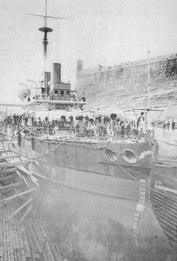 Вверху Devastation на Мальте в конце 1880х гг Devastation в доке на - фото 53