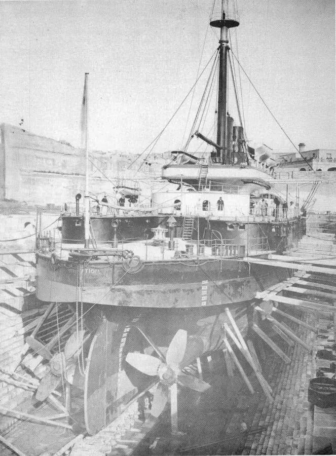 Вверху Devastation на Мальте в конце 1880х гг Devastation в доке на - фото 54