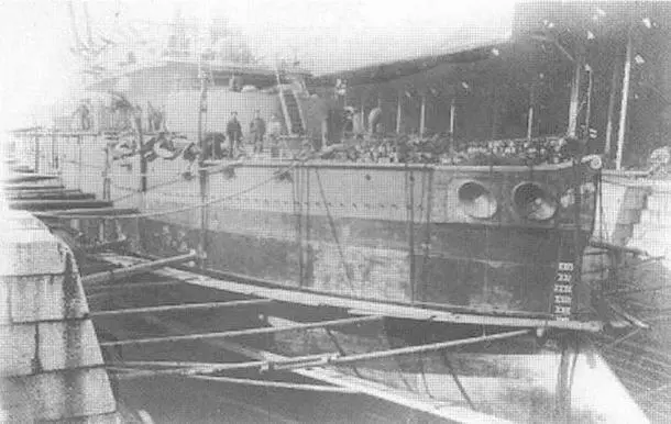 Монитор Devastation в доке вверху на юте корабля и в 1894 г во время - фото 59