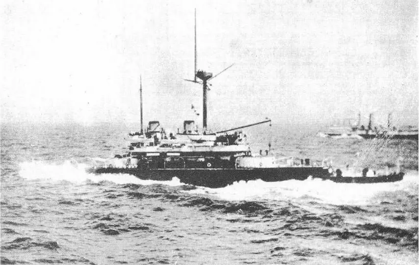 Devastation в 1897 г и Thunderer в 1900 г во время шторма - фото 63