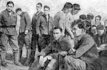 Август 1945 г Сейсинский порт После боя Впереди сидит В Леонов - фото 15