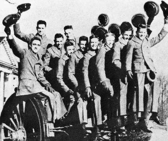 Выпускной класс Сэлинджера в ВэллиФордж Сэлинджер второй слева - фото 22