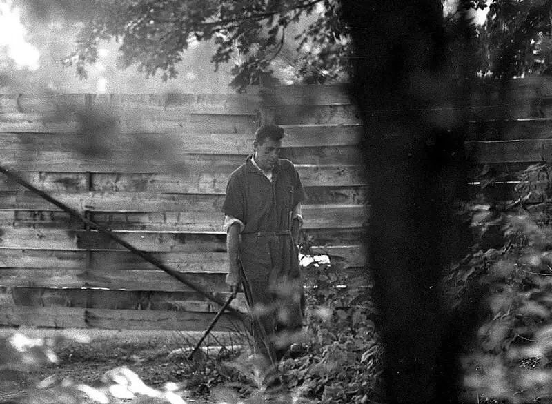 Сэлинджер за оградой дома в котором он жил с 1953 по 1967 год Фотография - фото 52