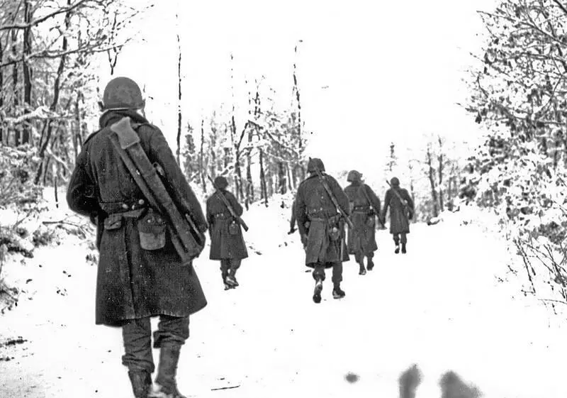 Сражение за Арденнский выступ 1944 год Стивен Э Эмброуз Гитлер понимал - фото 57