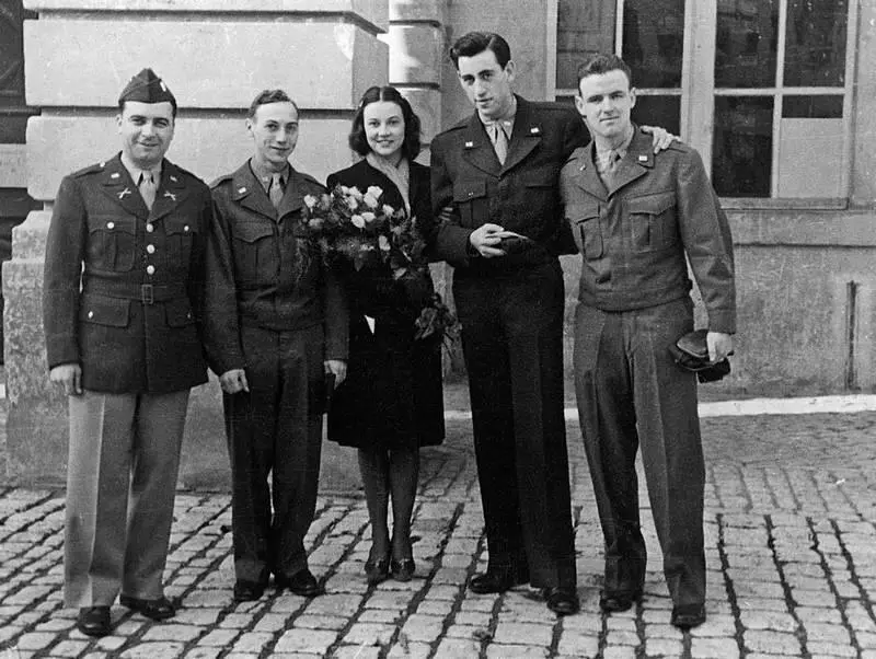 День бракосочетания Дж Д Сэлинджера и Сильвии 18 октября 1945 года - фото 70