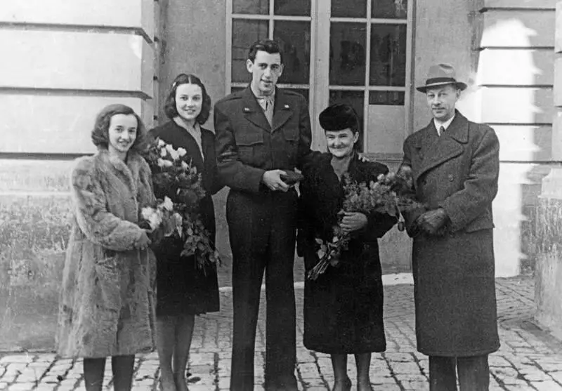 Дж Д и Сильвия Сэлинджер в день свадьбы 18 октября 1945 года с сестрой и - фото 72