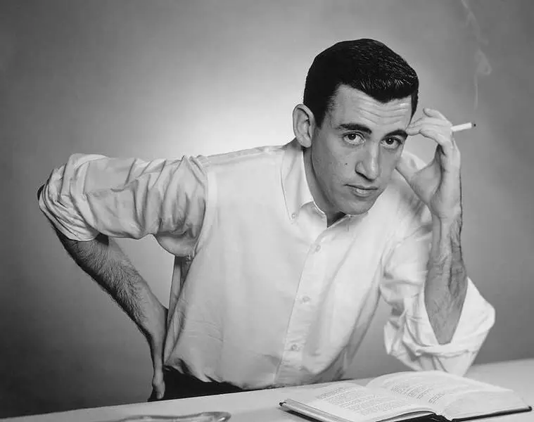 Сэлинджер с неизменной сигаретой В интервью Сэлинджер заметил Думаю жизнь - фото 94