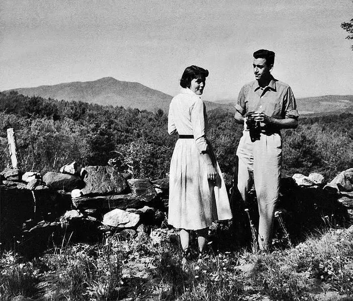 Сэлинджер и жена Уильяма Максвелла в Корнише 1953 год Пол Александер - фото 104