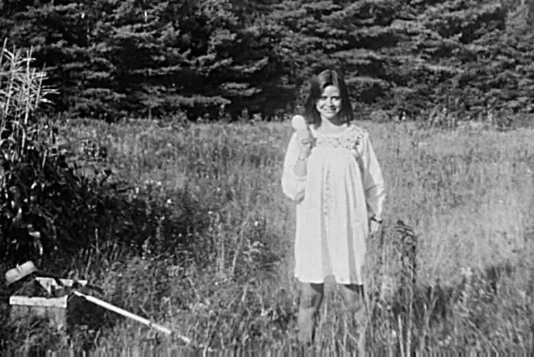 Джойс Мэйнард 1973 год В сущности платье было трапециевидного силуэта - фото 138
