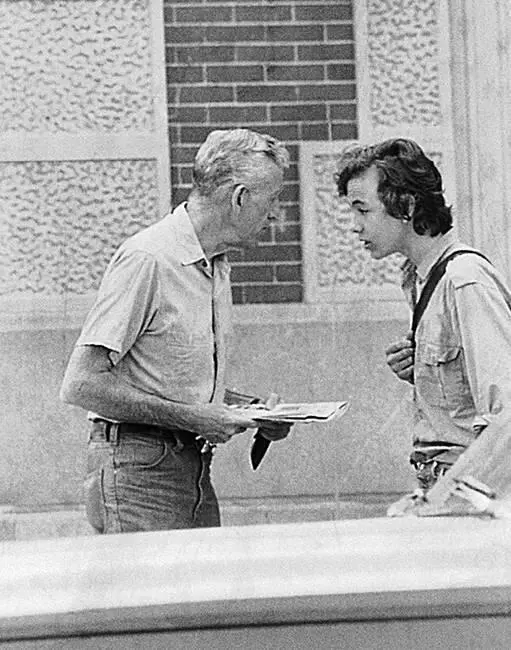 В газетах появились статьи Associated Press разослала статью со снимками по - фото 154