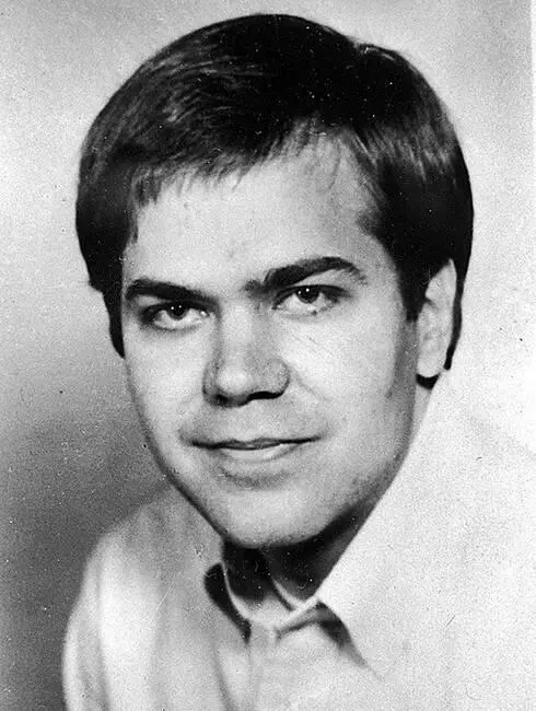 Джон Хинкли под влиянием Над пропасти во ржи пытавшийся убить президента США - фото 163