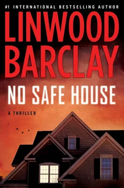 Linwood Barclay No Safe House обложка книги