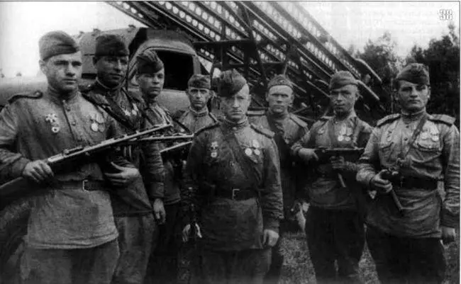 38 Группа красноармейцев и сержантов у БМ1316 Лето 1944 года АСКМ 39 - фото 66