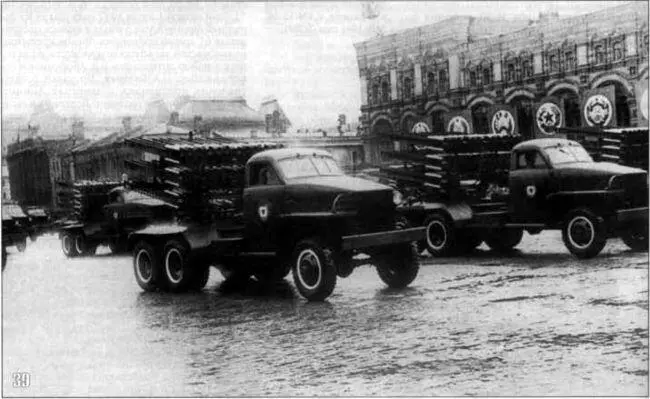 39 БМ872 на шасси автомобиля Studebaker US6 проходят по Красной площади во - фото 67