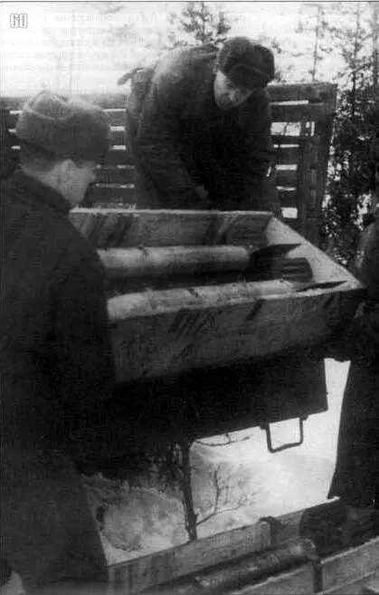 60 Разгрузка 132мм снарядов М13 Зима 1944 года Снаряды уложены в ящики по - фото 88
