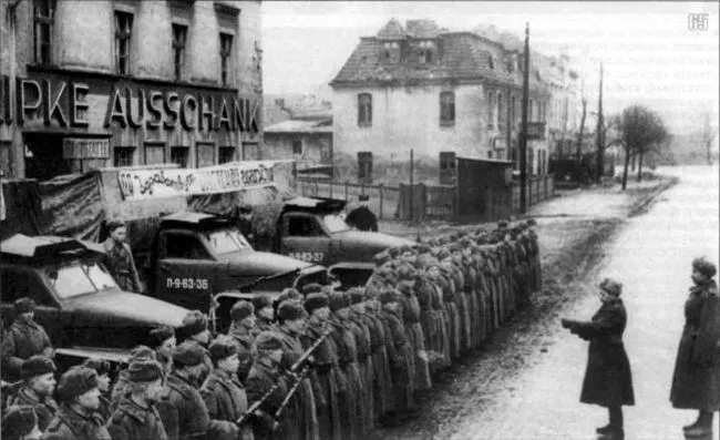 65 Командир гвардейского минометного полка зачитывает приказ Верховного - фото 93