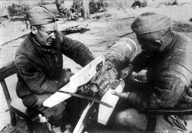 71 Установка стабилизатора на летающую торпеду слева направо красноармейцы - фото 99