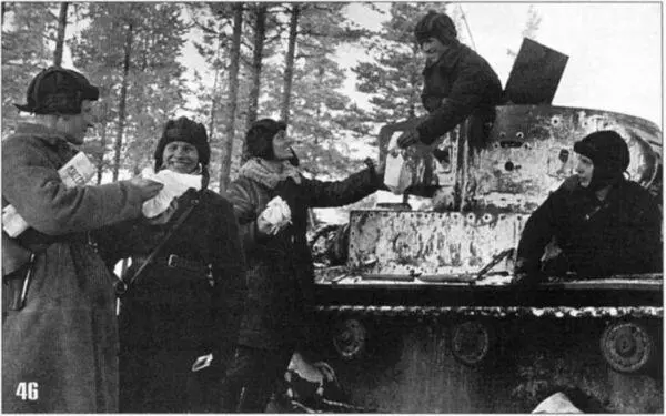 46 Экипаж Т26 образца 1933 года получает подарки присланные трудящимися - фото 70