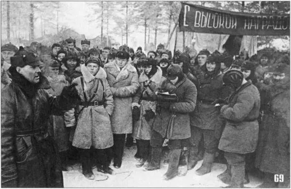 69 Командир 20й тяжелой танковой бригады комбриг Борзилов крайний слева - фото 94