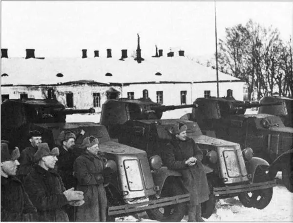 84 Война окончена Бронеавтомобили БА10 в центре Выборга Машины не имеют - фото 110