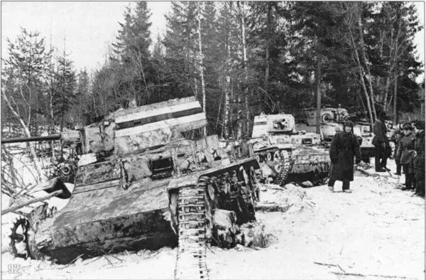 92 Финские Виккерсы подбитые в бою 26 февраля 1940 года в районе - фото 119