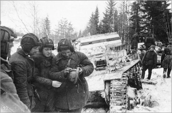 93 Советские танкисты рассматривают финский танковый шлем захваченный в одном - фото 120