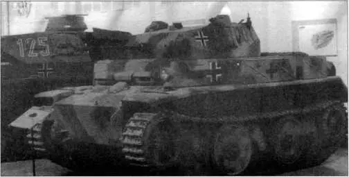 Легкий танк PzKpfwII AusfL в экспозиции танкового музея в Самюре Франция - фото 47