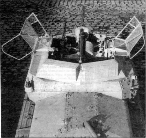 Вид сверху на разведывательный танк SdKfz 1401 Хорошо виден антенный ввод и - фото 58