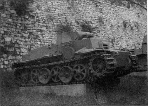 Фотоснимки танка PzKpfwI AusfF находящегося в экспозиции военного музея - фото 71