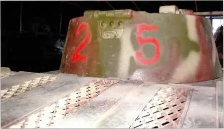 Фотоснимок тыльной стороны башни танка PzKpfwI AusfF Тактический номер 25 - фото 103