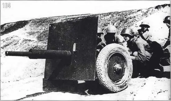 104 Расчет 45мм противотанковой пушки образца 1941 года ведет огонь по - фото 113