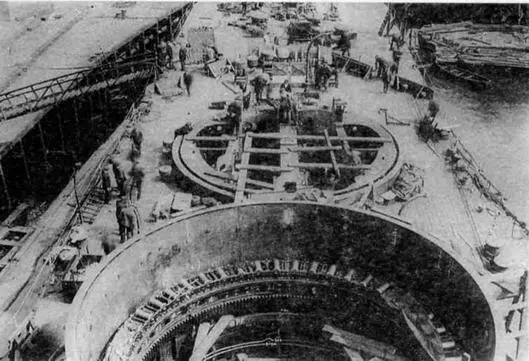 Бархэм у достроечной стенки 17 мая 1915 г вверху и 7 июня 1915 г - фото 11