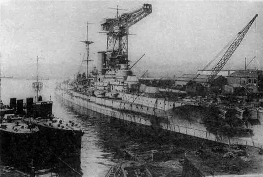 Бархэм у достроечной стенки В июля вверху и 25 августа 1915 г Машинная - фото 12