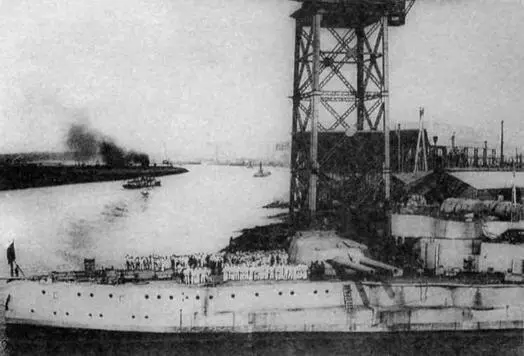Бархэм у достроечной стенки В июля вверху и 25 августа 1915 г Машинная - фото 13