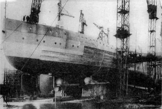 Сентябрь 1913 г Корпус линкора Бархэм на стапеле вверху и перед спуском на - фото 7