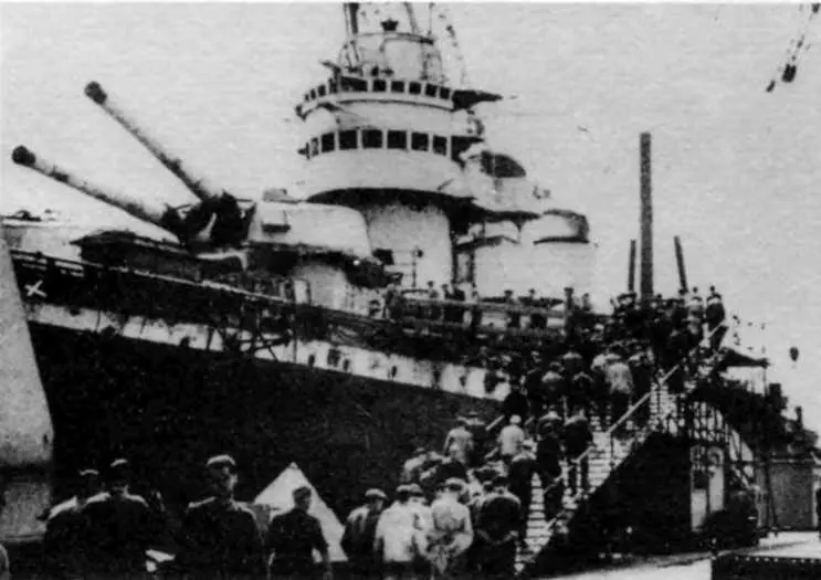 Андреа Дориа в боевом походе Май 1942 г вверху Конте ди Кавур во время - фото 38