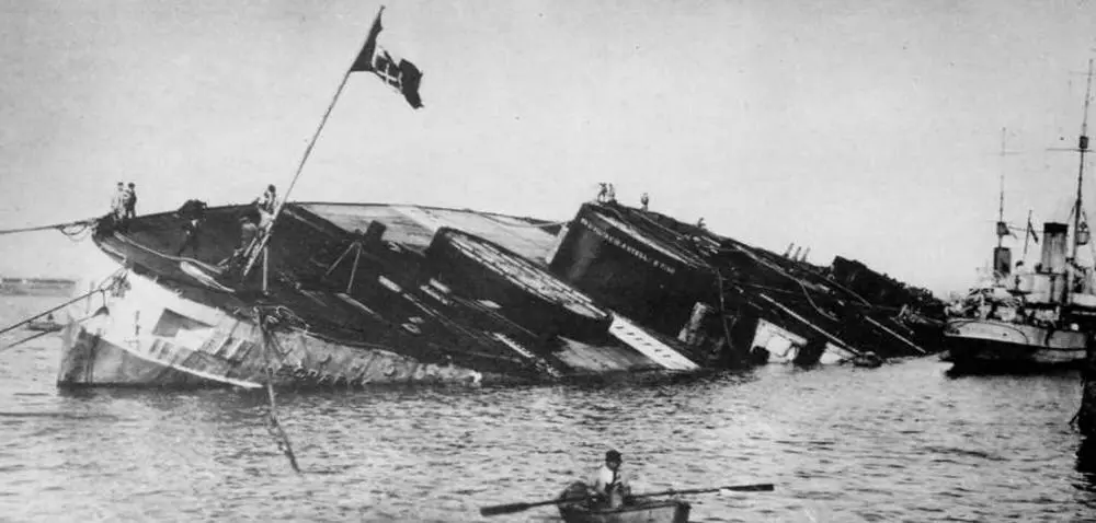 Леонардо да Винчи в Таранто после взрыва 1916 г Линейный корабль Кайо - фото 56
