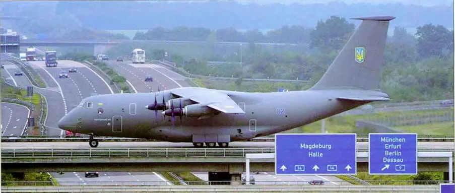 Самолет Ан70 во время своего первого международного рейса выруливает на - фото 15