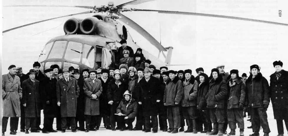 Сотрудники Казанского завода возле первого серийного Ми8Т Как стать самым - фото 24