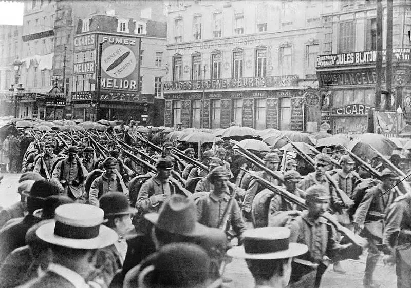 9 Немецкий военный парад на площади Шарля Роже в Брюсселе 20 августа 1914 г - фото 40